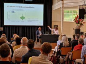 Simon Tindemans (rechts) in gesprek met Gert-Jan Jansen (links)